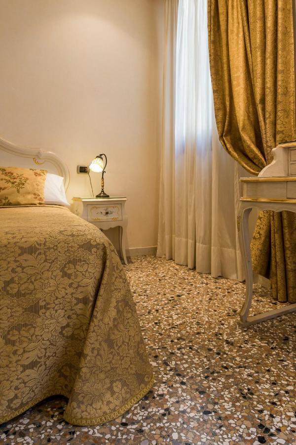Angeles Inn Venesia Bagian luar foto