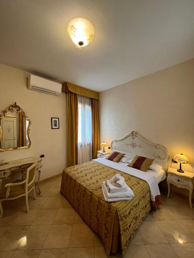 Angeles Inn Venesia Bagian luar foto